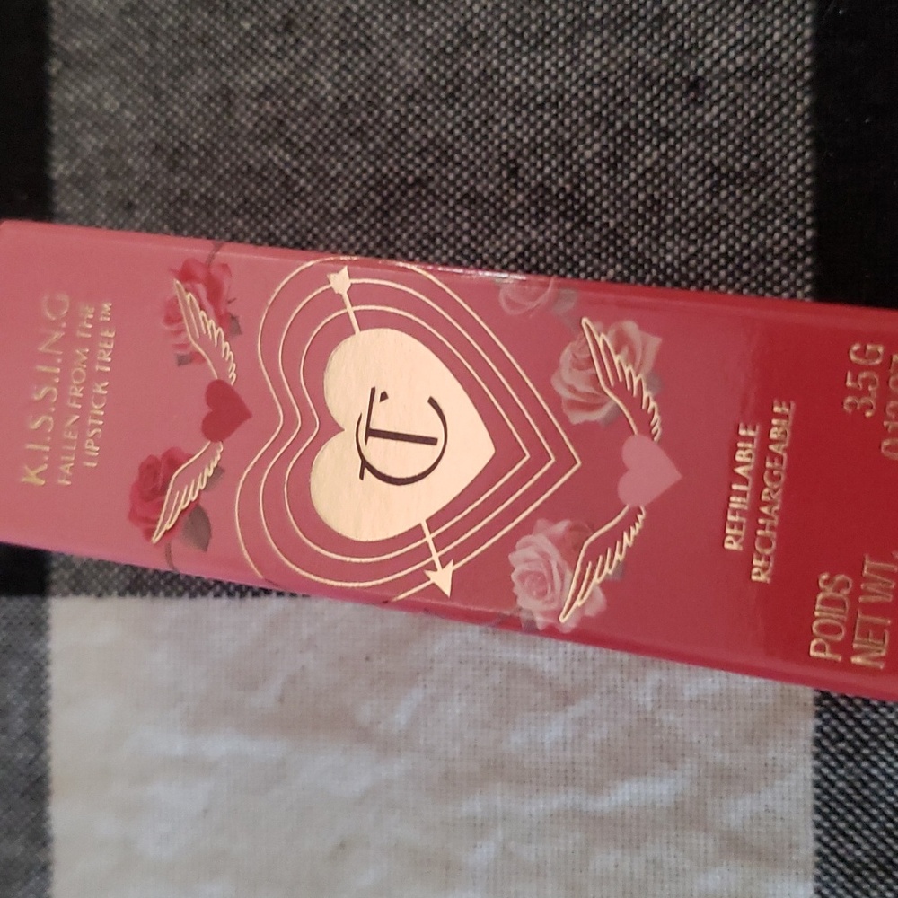 Charlotte Tilbury kissing lip color